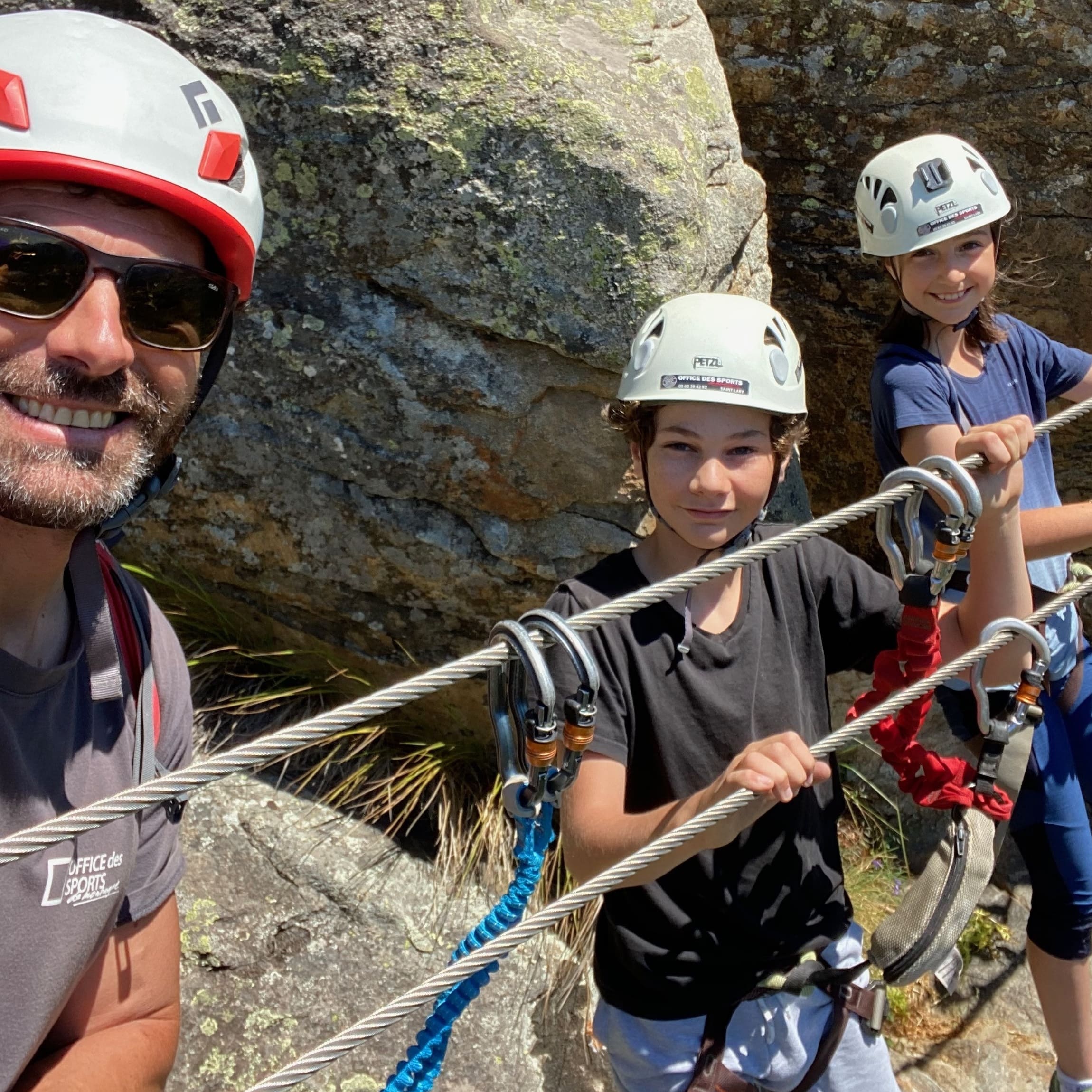 Guide avec enfants en activité via ferrata